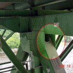 I-35W_Mississippi_River_Bridge_bowed_gusset_plates,_2003-06-12